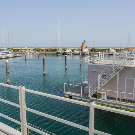 Úszó hotel House Boat
