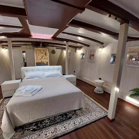 House Boat Úszó hotel 4*