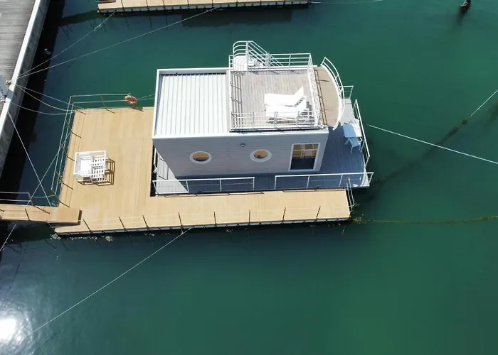 House Boat Úszó hotel 4*