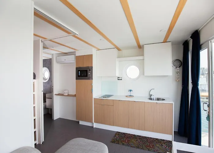 House Boat بوتيل ريميني