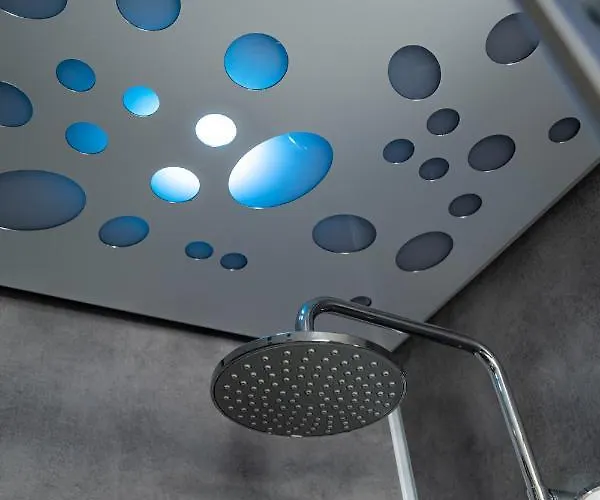 House Boat بوتيل