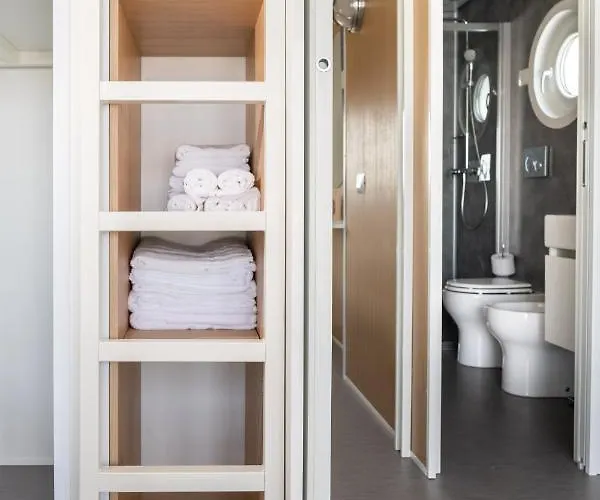 House Boat بوتيل