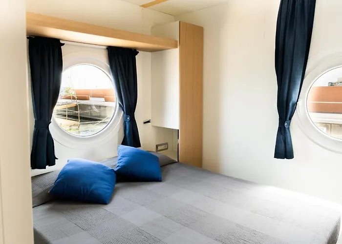 Úszó hotel House Boat 4*