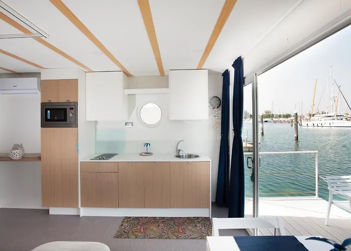 بوتيل House Boat 4*