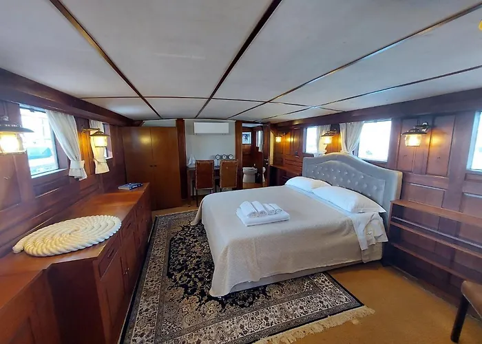 House Boat بوتيل ريميني