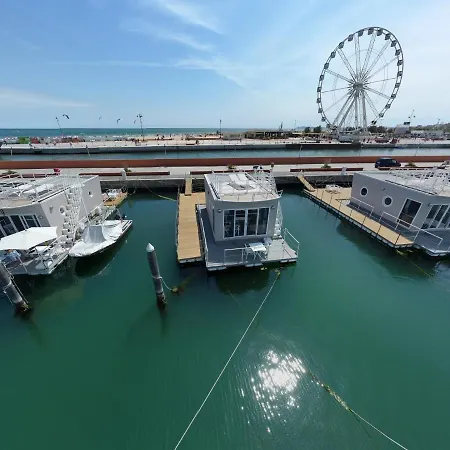 House Boat Hotel na wodzie