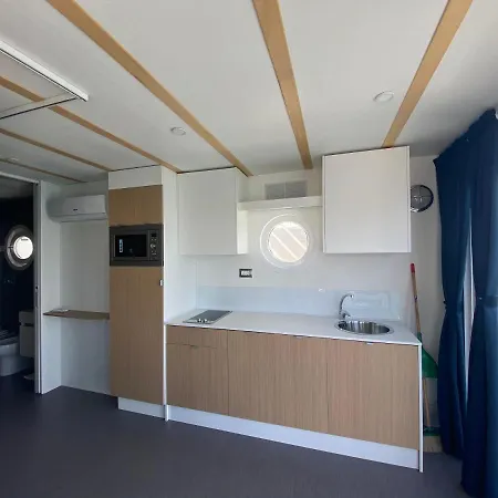 House Boat Hotel na wodzie