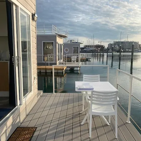 House Boat Hotel na wodzie