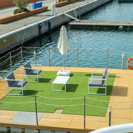 Hotel na wodzie House Boat