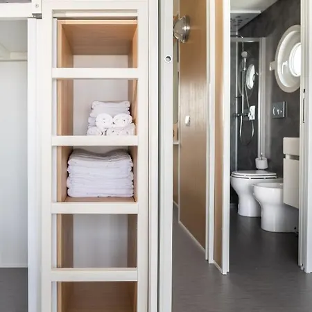 House Boat Hotel na wodzie