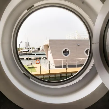 House Boat Hotel na wodzie