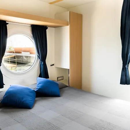Hotel na wodzie House Boat 4*