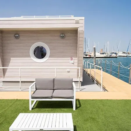 Hotel en barco House Boat