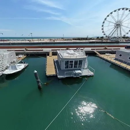 Hotel na wodzie House Boat 4*