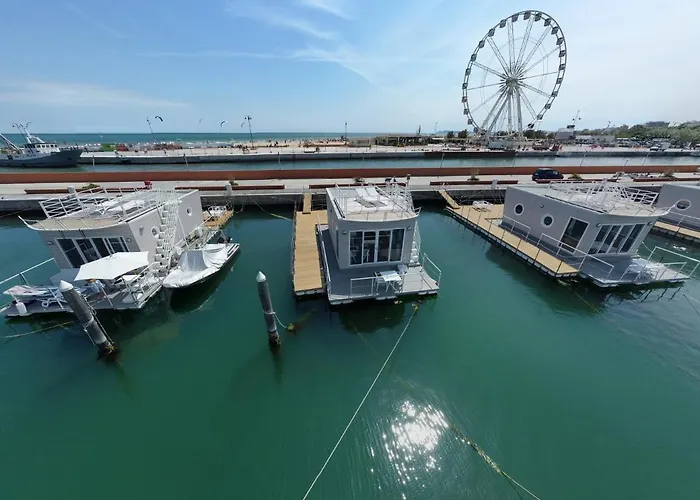 House Boat Hotel na wodzie