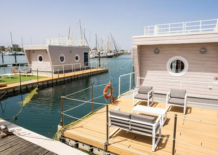 House Boat Hotel na wodzie 4*