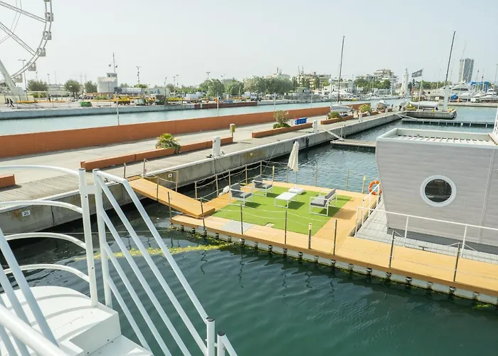 Hotel na wodzie House Boat