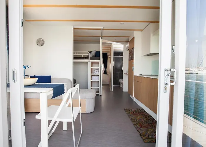 House Boat Hotel na wodzie 4*