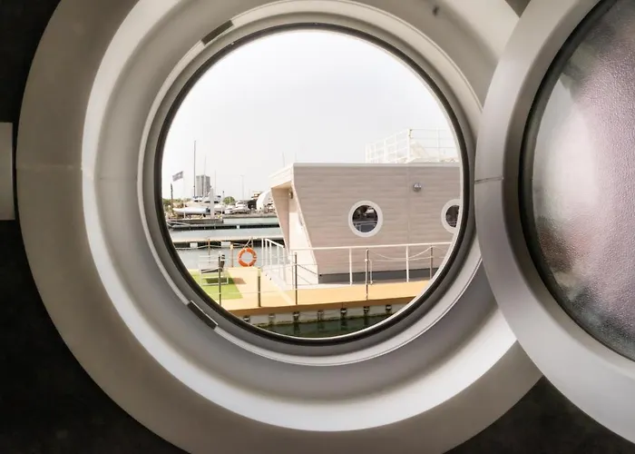 House Boat Hotel na wodzie