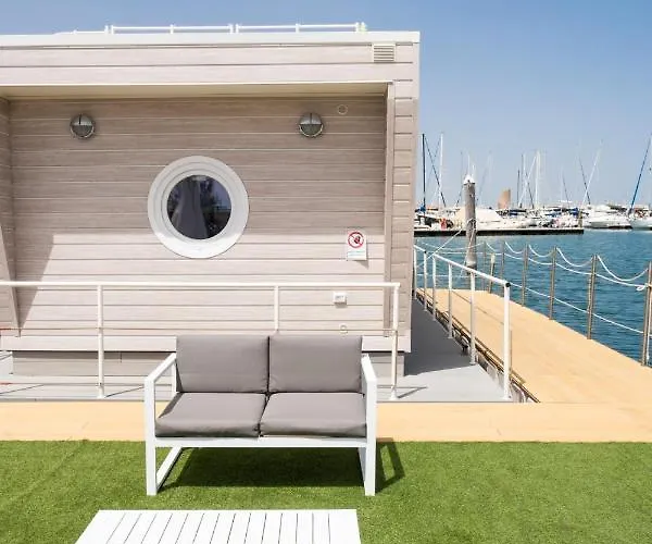 ספינת מלון House Boat