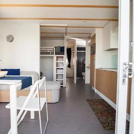 House Boat Båthotell 4*