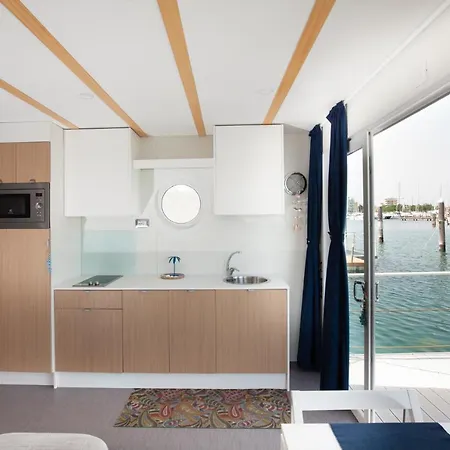 Båthotell House Boat 4*