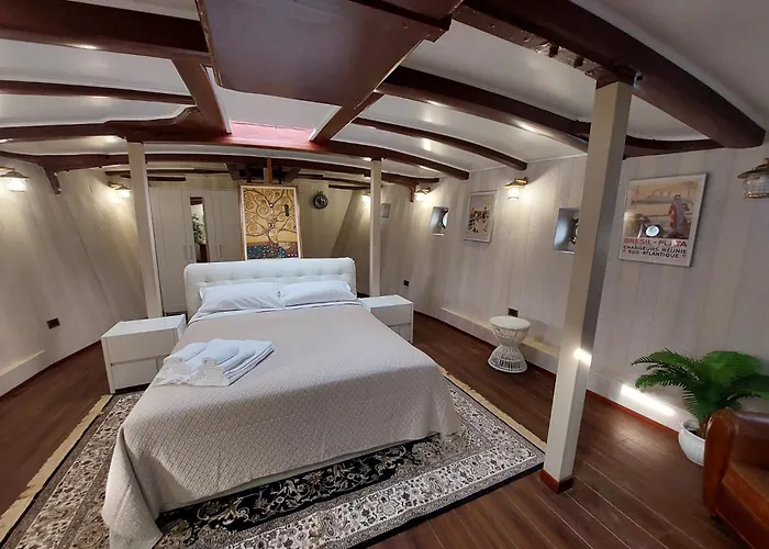 House Boat Botel 4*